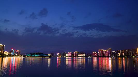城市江边夜景视频的预览图