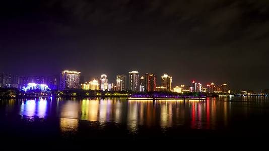 城市江边夜景视频的预览图