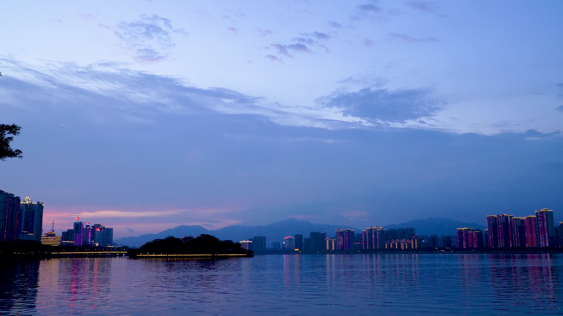夕阳江水和岛视频的预览图