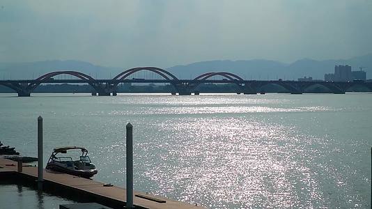 夕阳江水和大桥视频的预览图