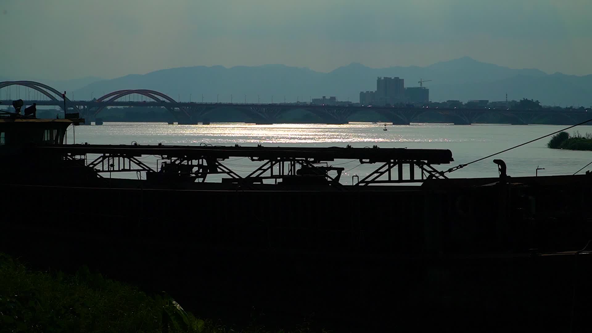旧轮船和城市江景视频的预览图