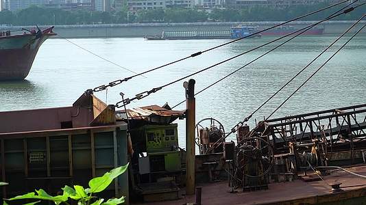 旧轮船和城市江景视频的预览图