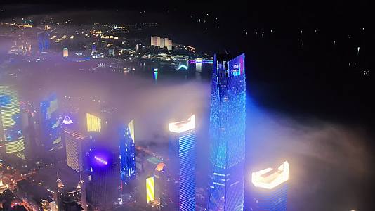 8K青岛夜景海天中心平流雾视频的预览图