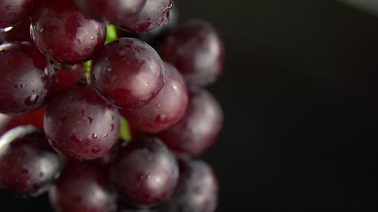 棚拍黑背景下的新鲜葡萄视频的预览图