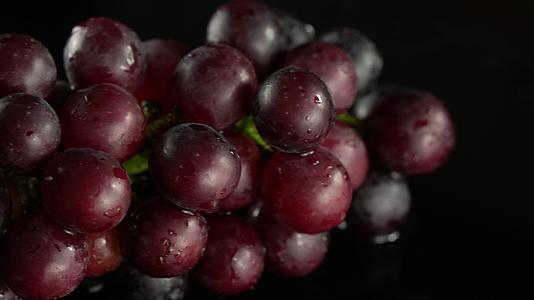 棚拍黑背景下的新鲜葡萄视频的预览图