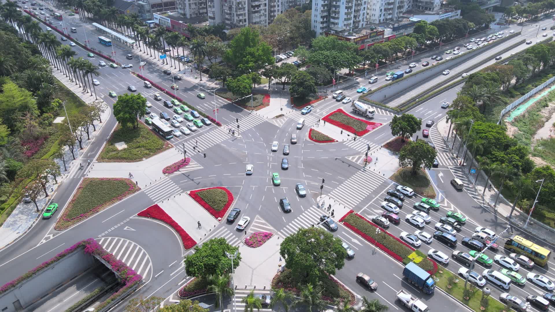 珠海城市十字路口交通车流航拍视频的预览图