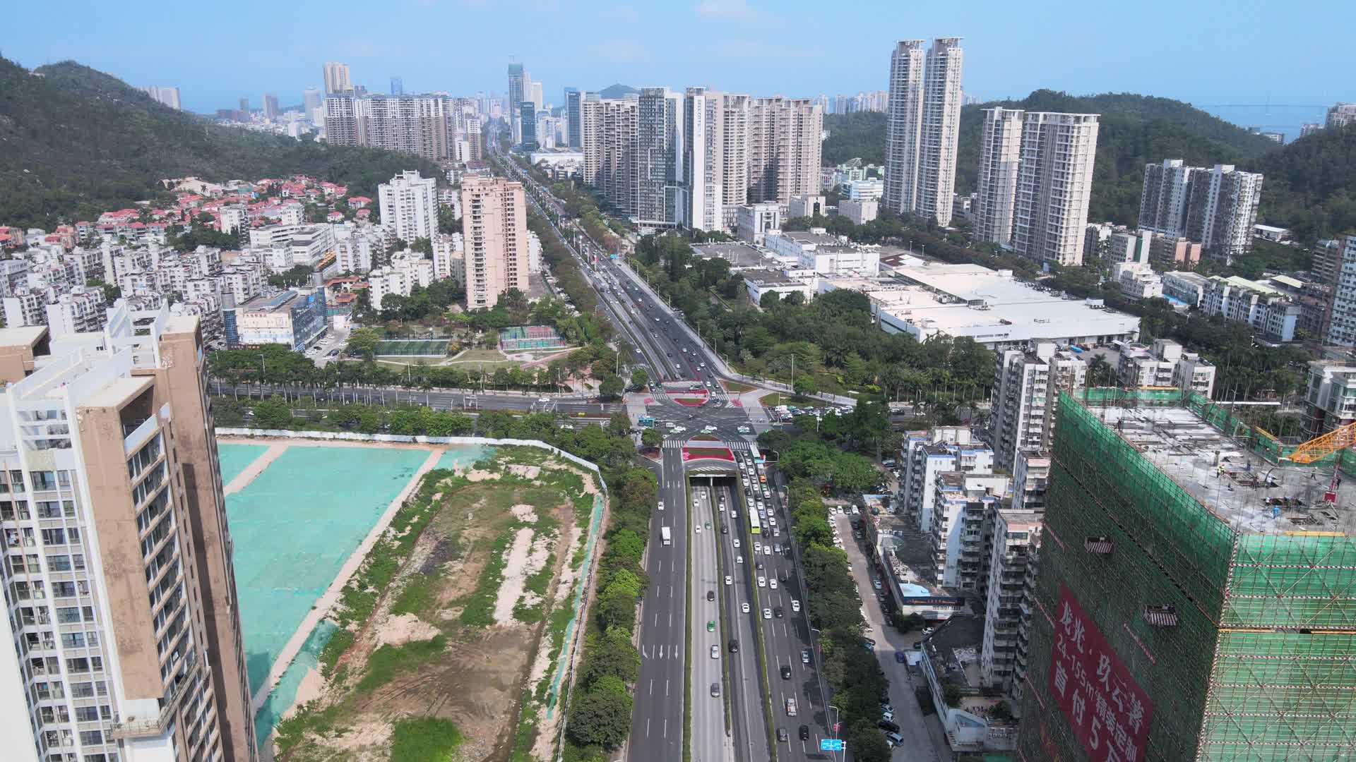 珠海城市十字路口交通车流航拍视频的预览图