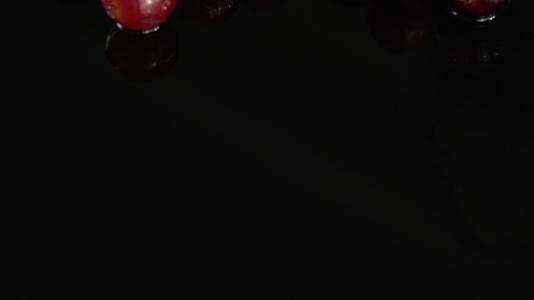 棚拍黑背景新鲜葡萄视频的预览图