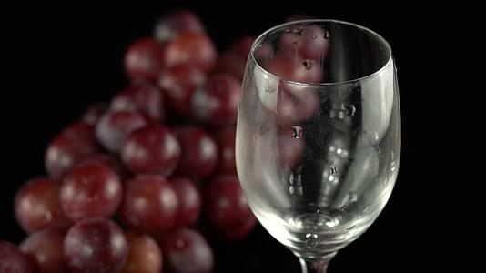 棚拍黑背景新鲜葡萄和葡萄酒视频的预览图