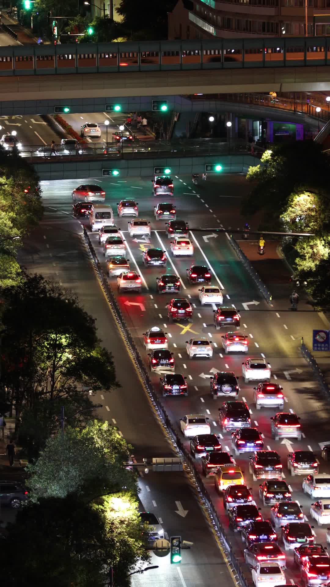 上海城市道路上行驶的汽车车流视频的预览图