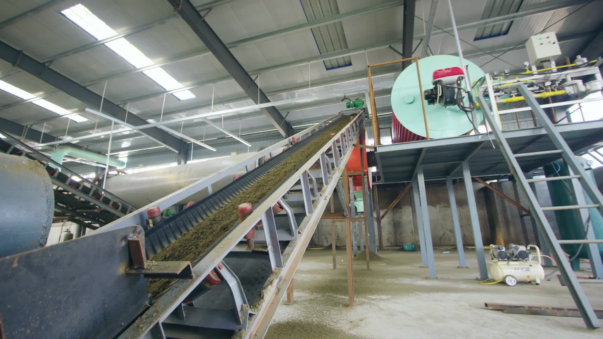1080p畜牧业粪便处理有机肥加工厂视频的预览图
