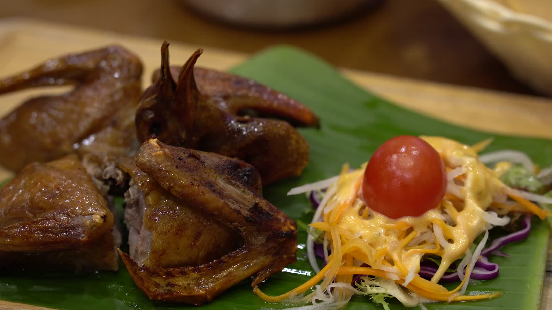 泰国料理烤乳鸽视频的预览图