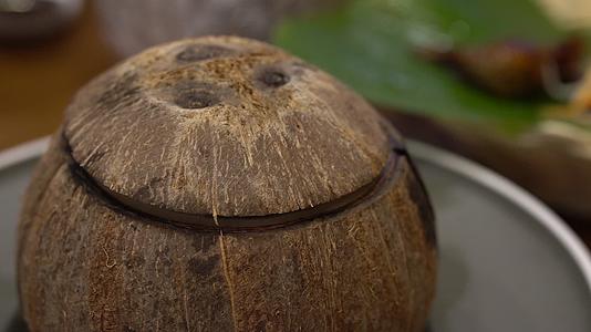 泰国料理椰子壳煲汤视频的预览图