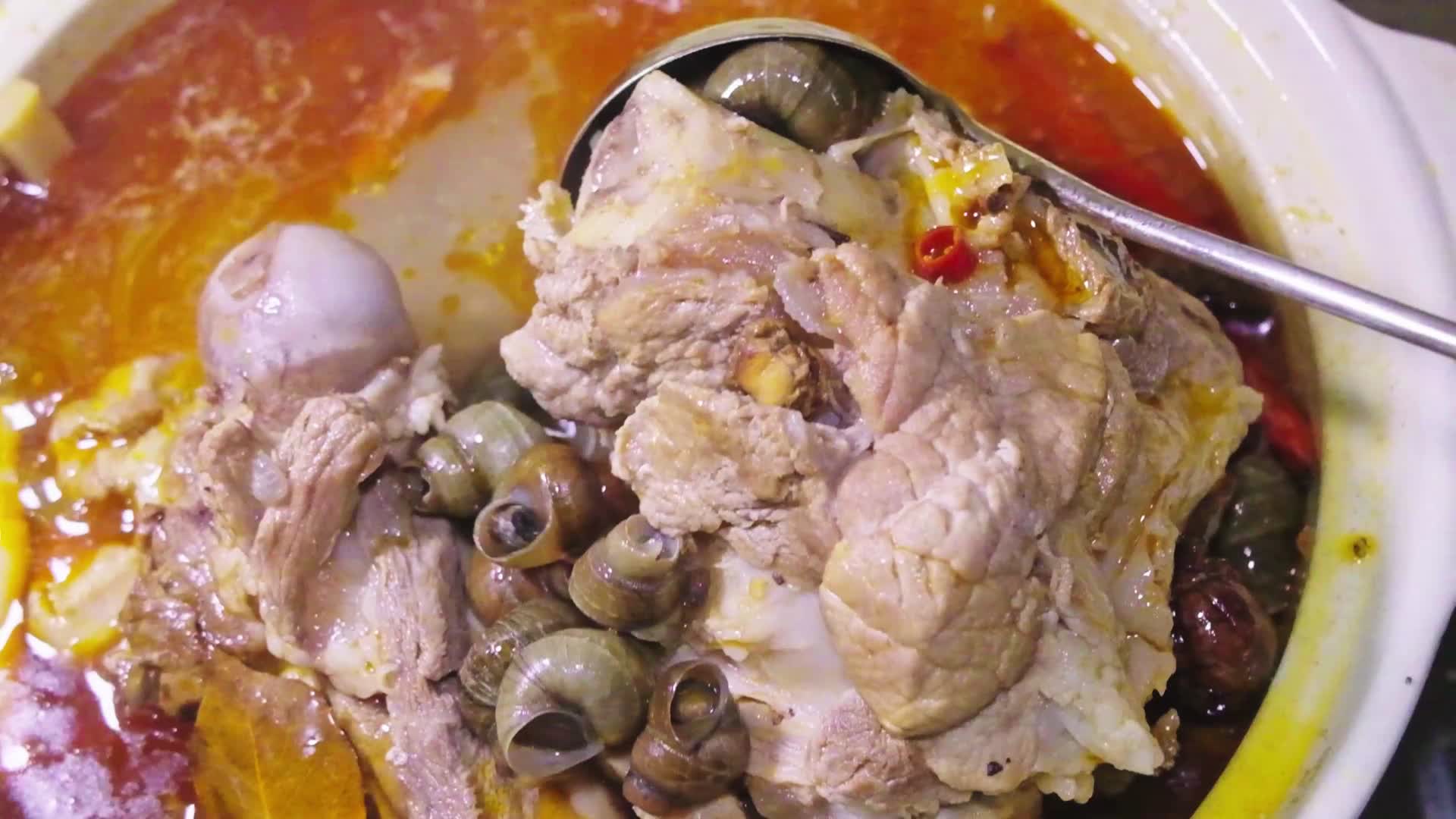 螺蛳粉熬煮螺蛳汤螺蛳和猪骨视频的预览图