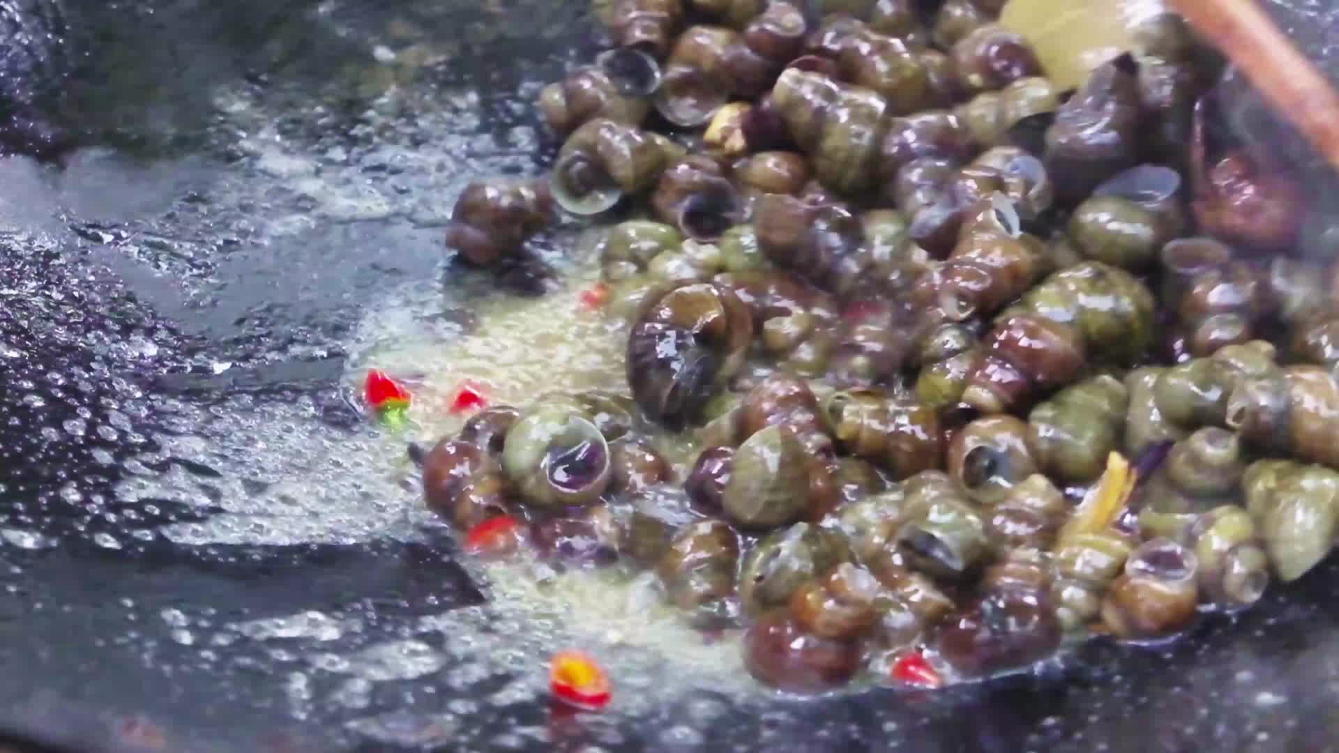 螺蛳粉大铁锅炒螺蛳镜头视频的预览图