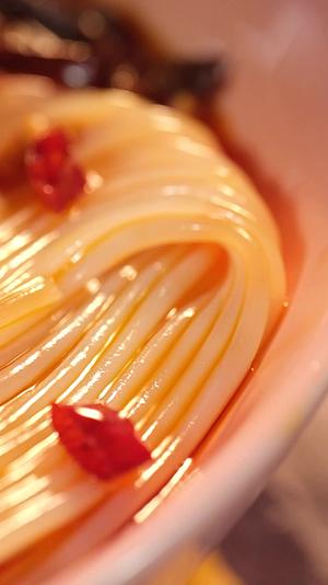 辣椒油特写镜头螺蛳粉视频的预览图