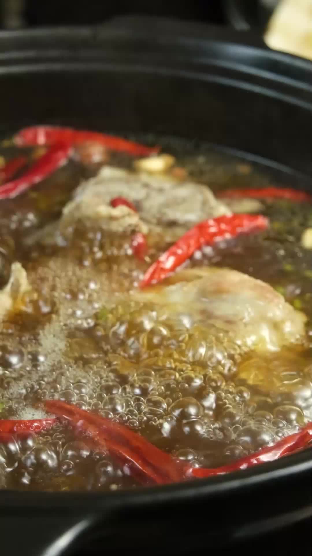 麻辣火锅汤底骨头汤螺蛳粉汤视频的预览图