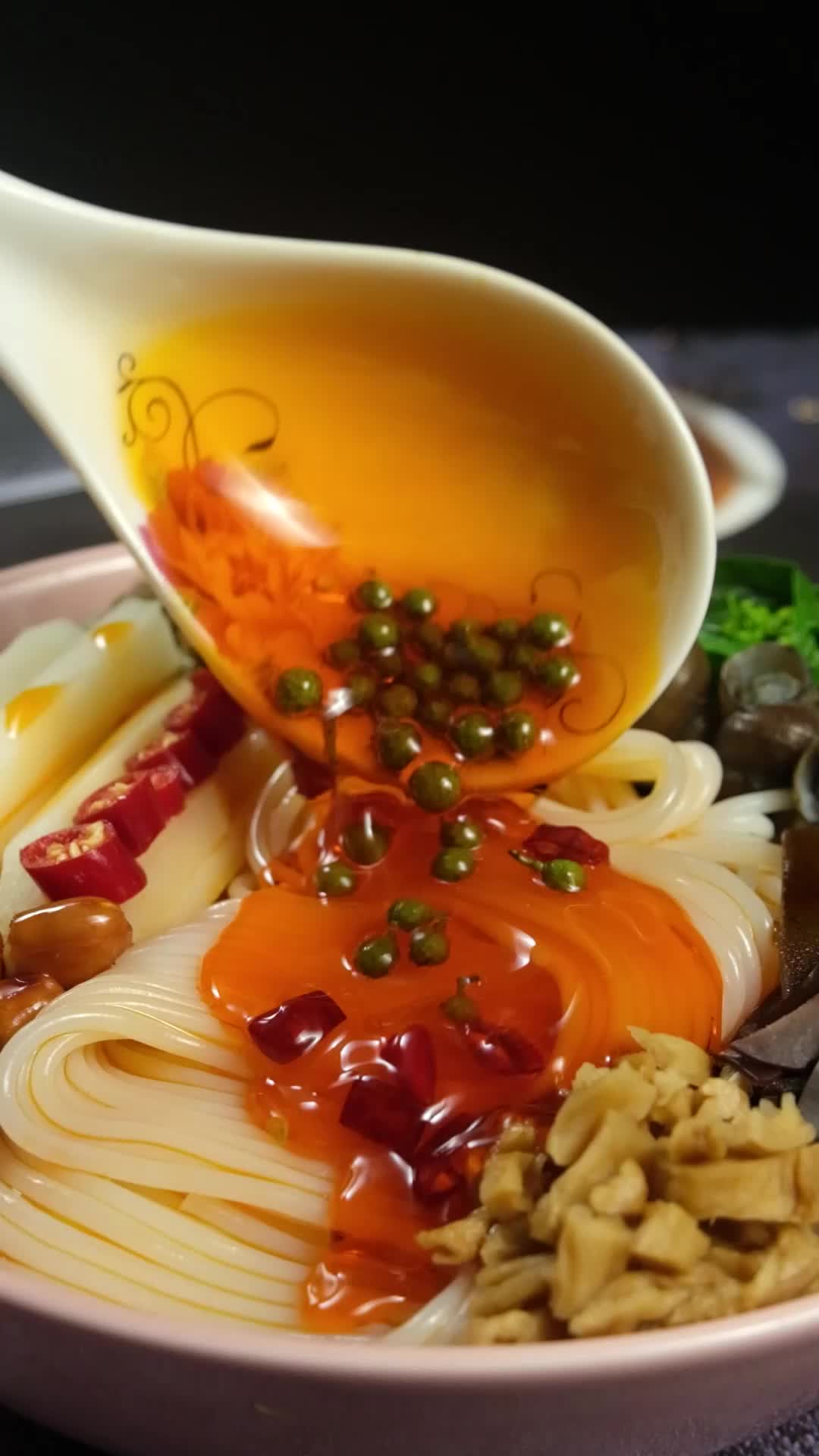 麻辣螺蛳粉倒油视频的预览图