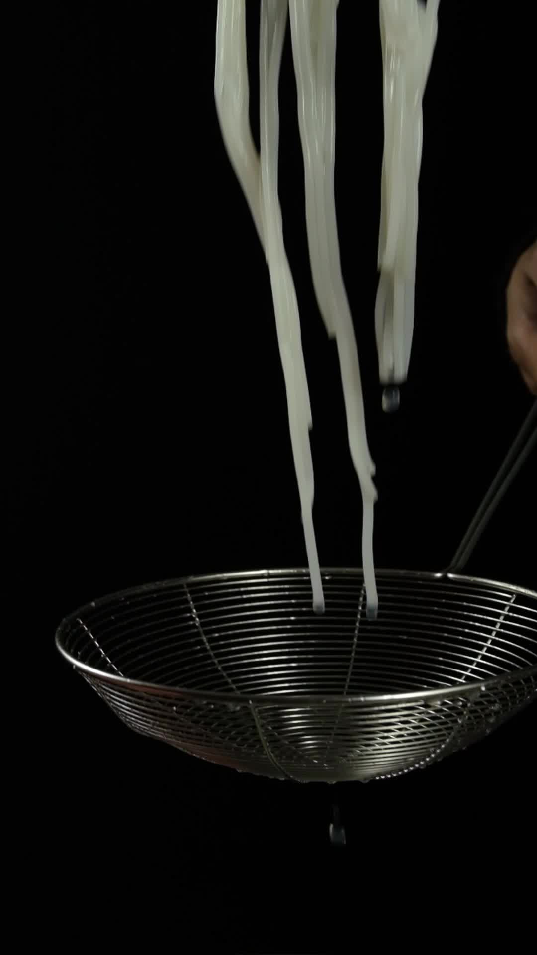 抛起米粉煮粉螺蛳粉视频的预览图