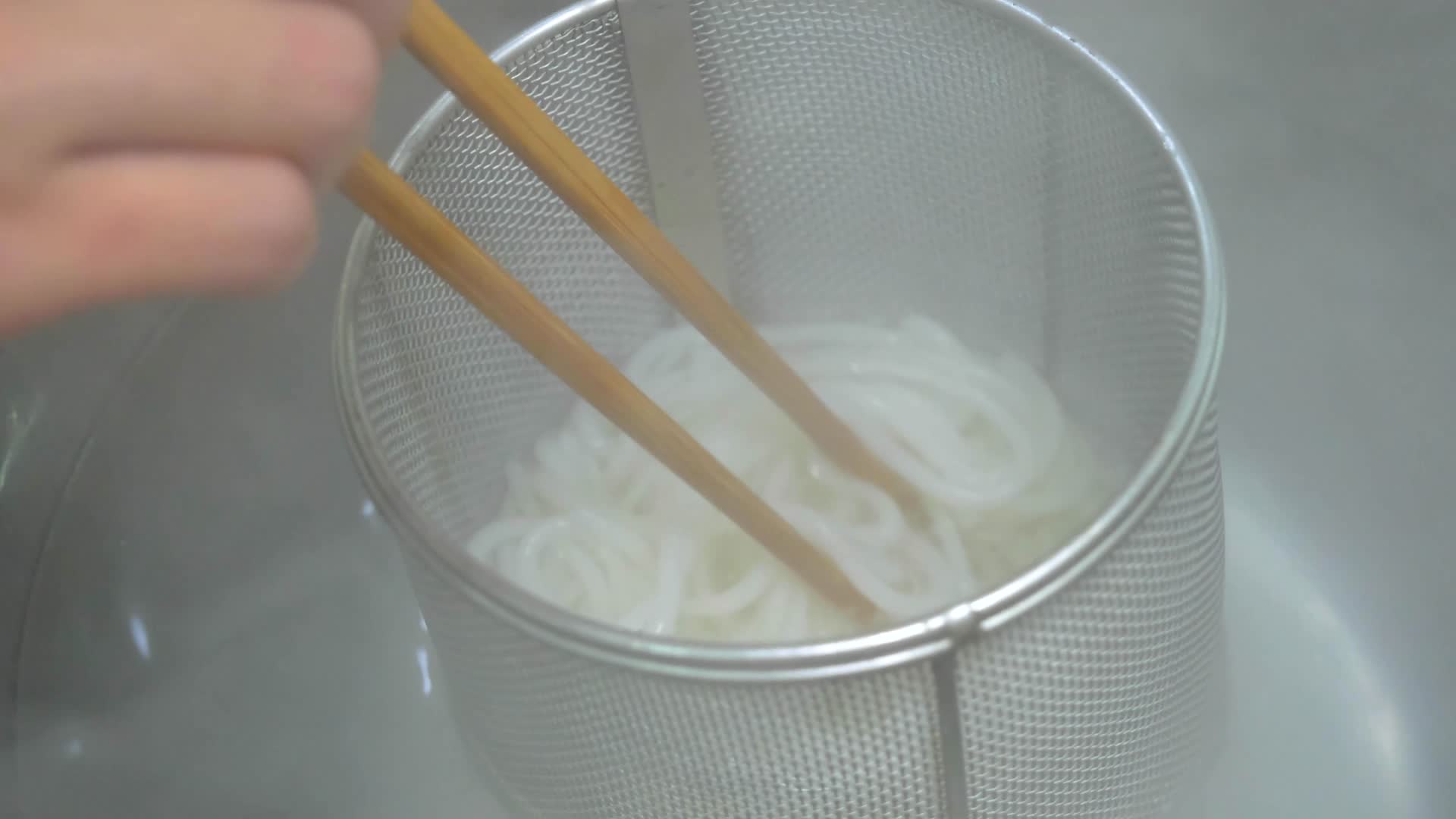 桂林米粉制作过程煮米粉视频的预览图
