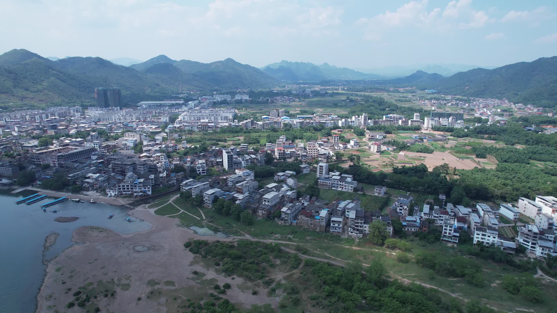 航拍桂林灵川大圩镇风光建筑视频的预览图