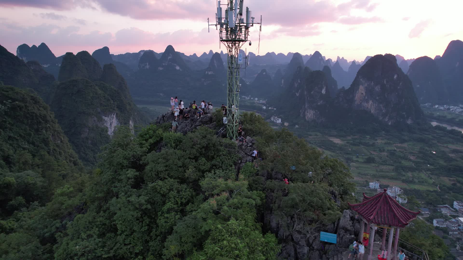 桂林兴坪老寨山上看日落的游客视频的预览图
