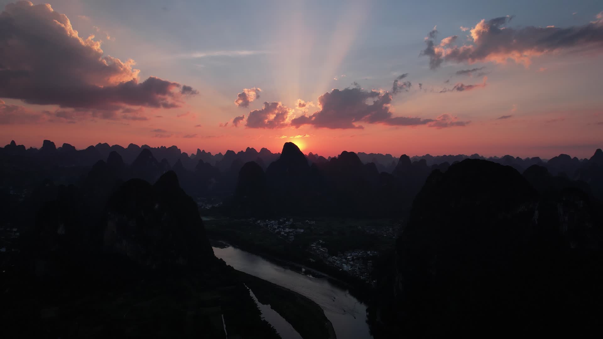 桂林喀斯特地貌日落风光晚霞航拍视频的预览图