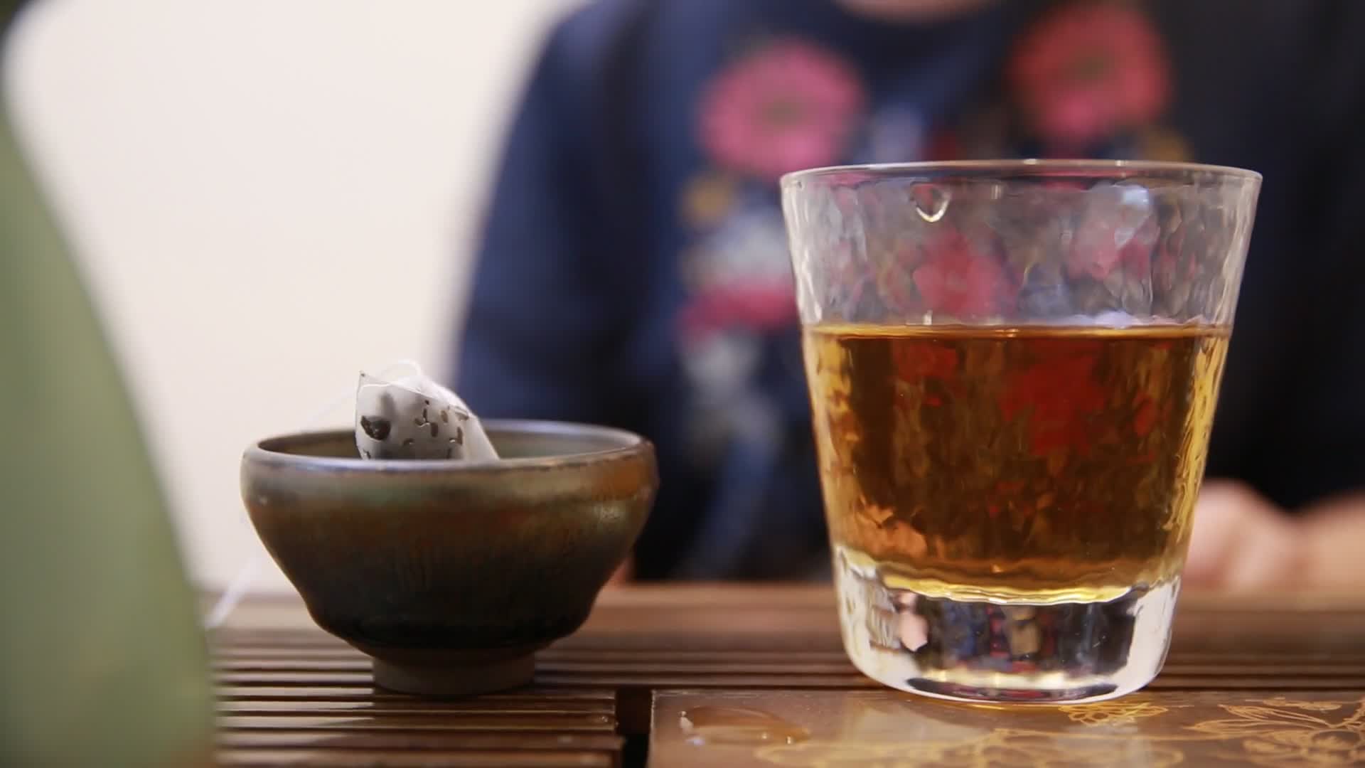 沏茶泡茶茶包茶道视频的预览图