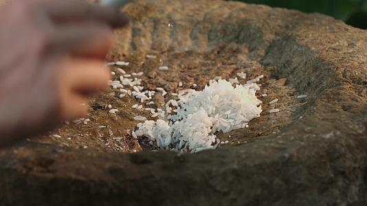 石磨米石磨传统工艺视频的预览图