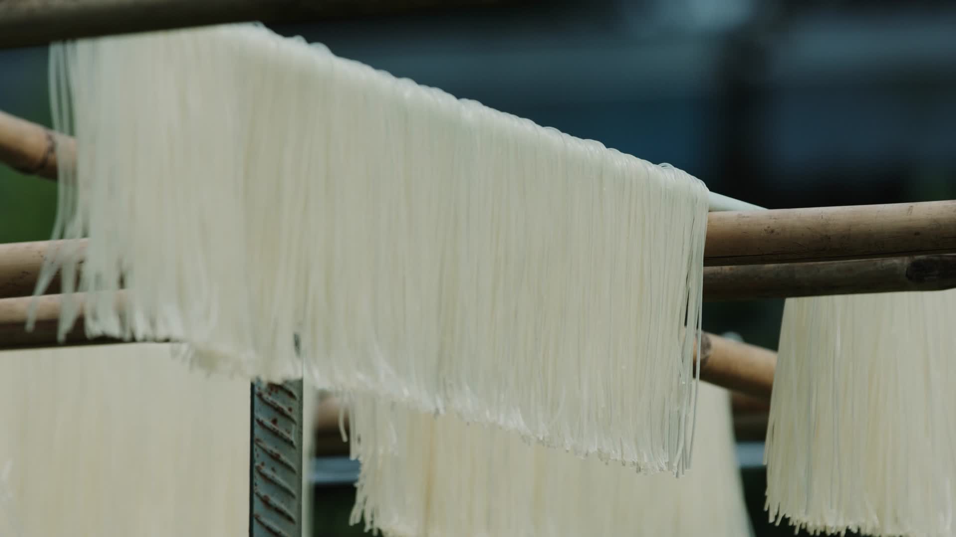 竹竿晒干米粉手工米粉螺蛳粉视频的预览图