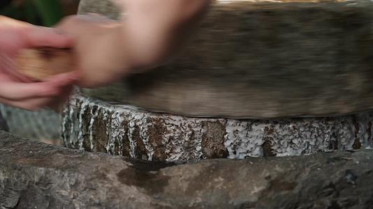 石磨米石磨传统工艺视频的预览图