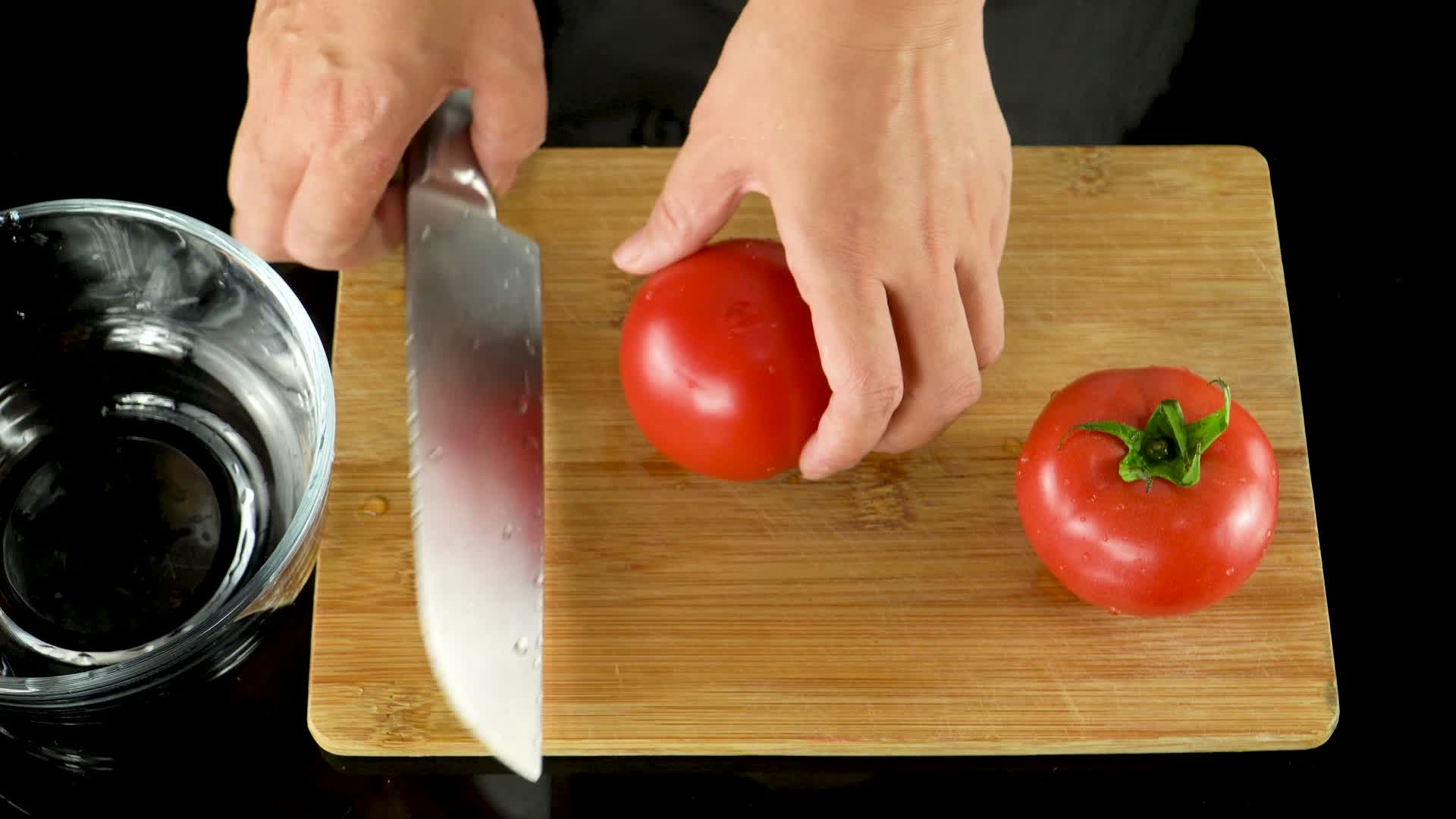 在菜板上切西红柿视频的预览图