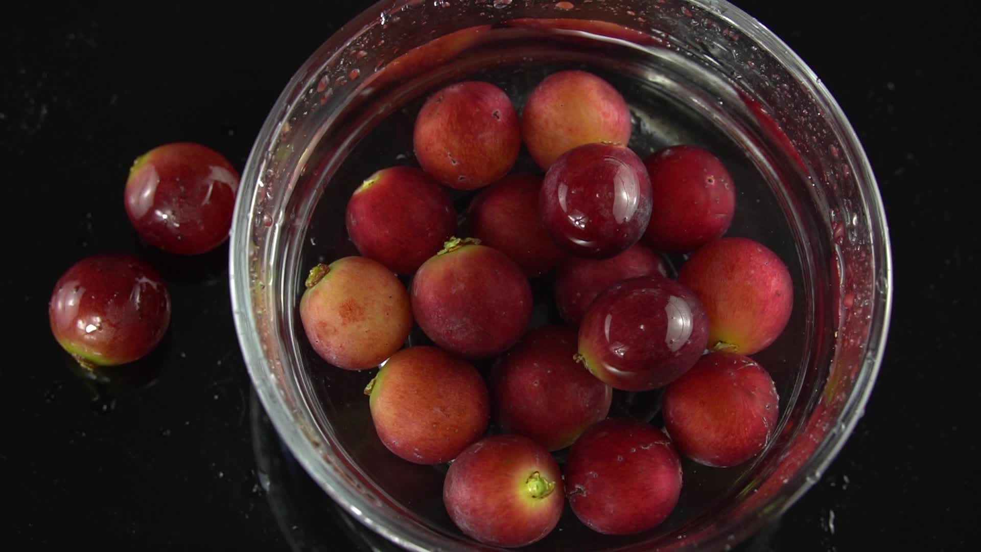 玻璃碗中的葡萄视频的预览图