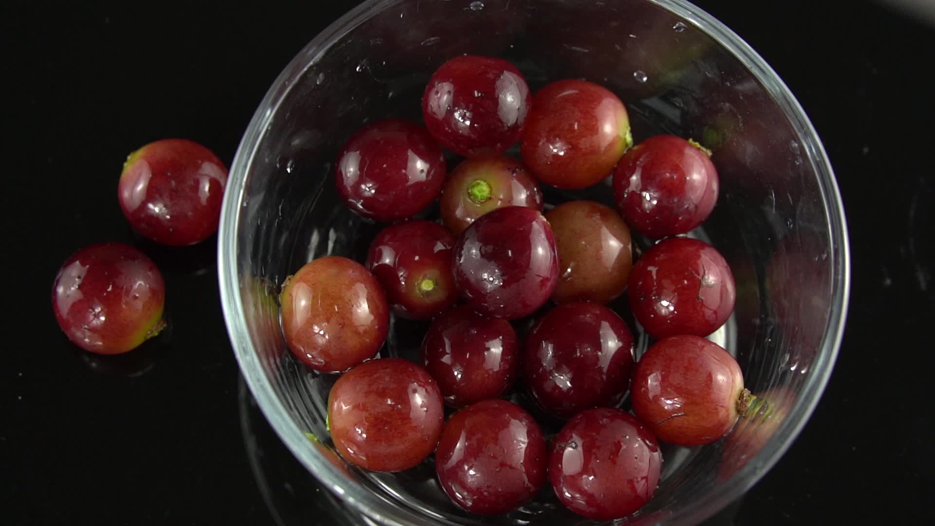 玻璃碗中的葡萄视频的预览图