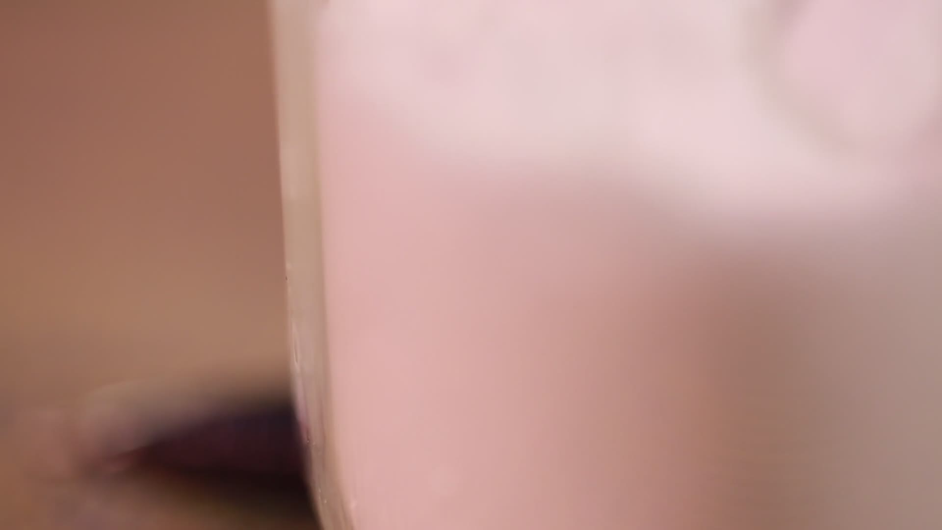 玻璃烧杯装化学药品白色粉末视频的预览图