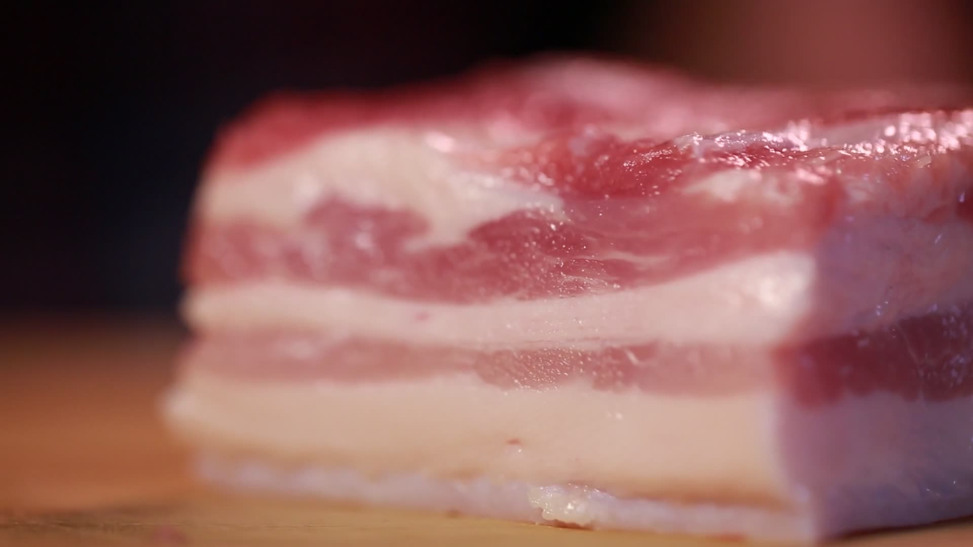 厨师用菜刀案板切五花肉视频的预览图