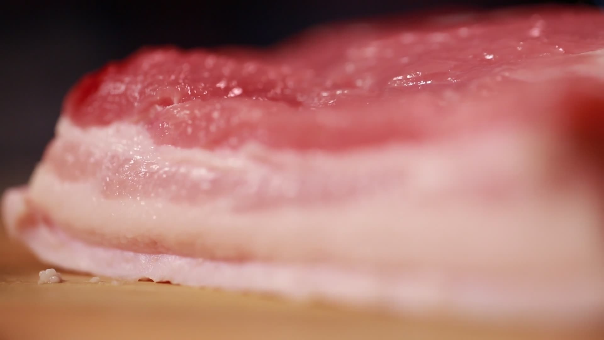 厨师用菜刀案板切五花肉视频的预览图