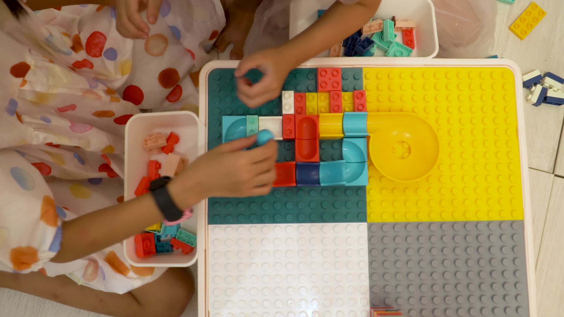 玩积木益智玩具的小女孩视频的预览图