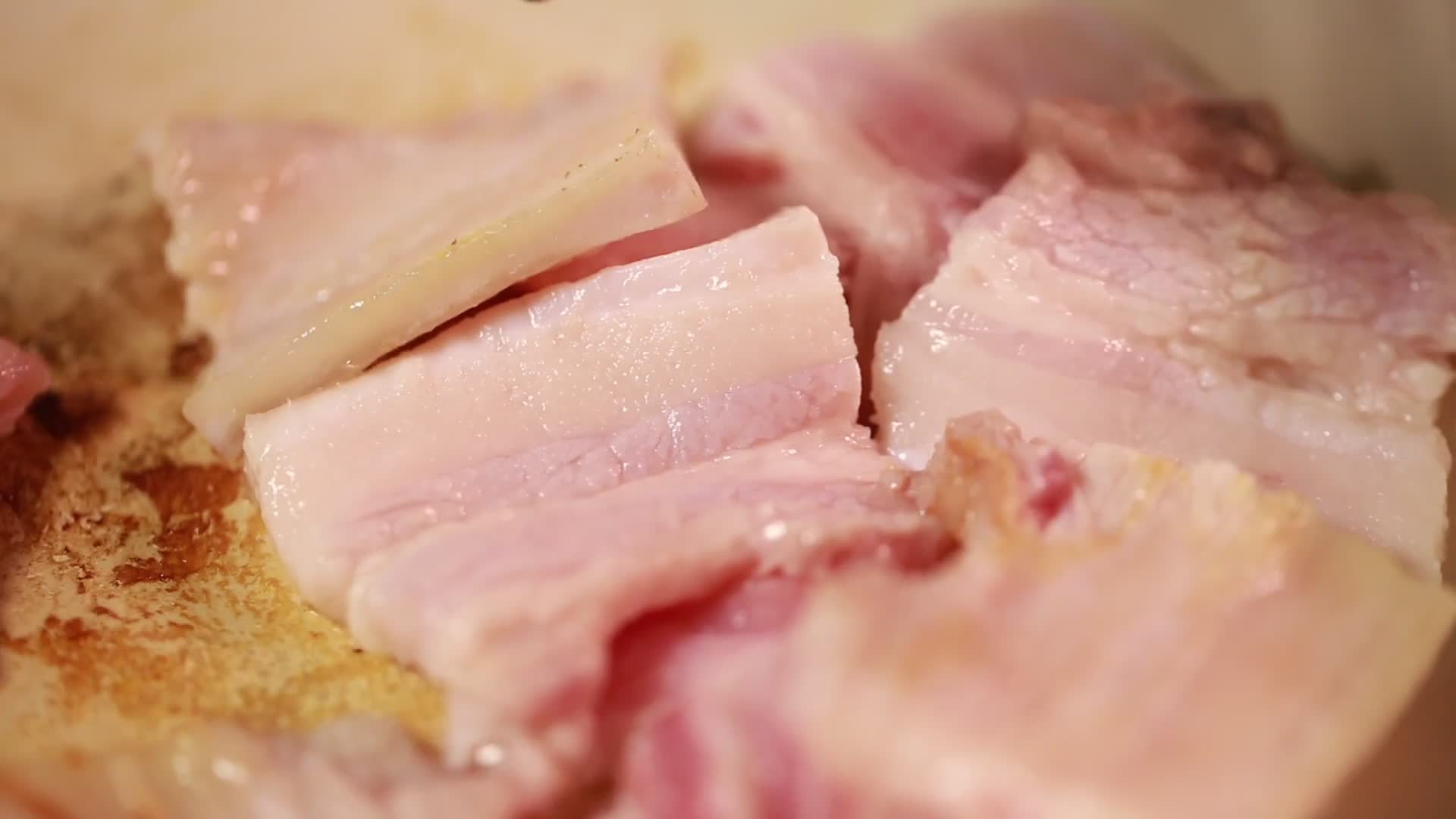 平底锅炒五花肉熬猪油视频的预览图