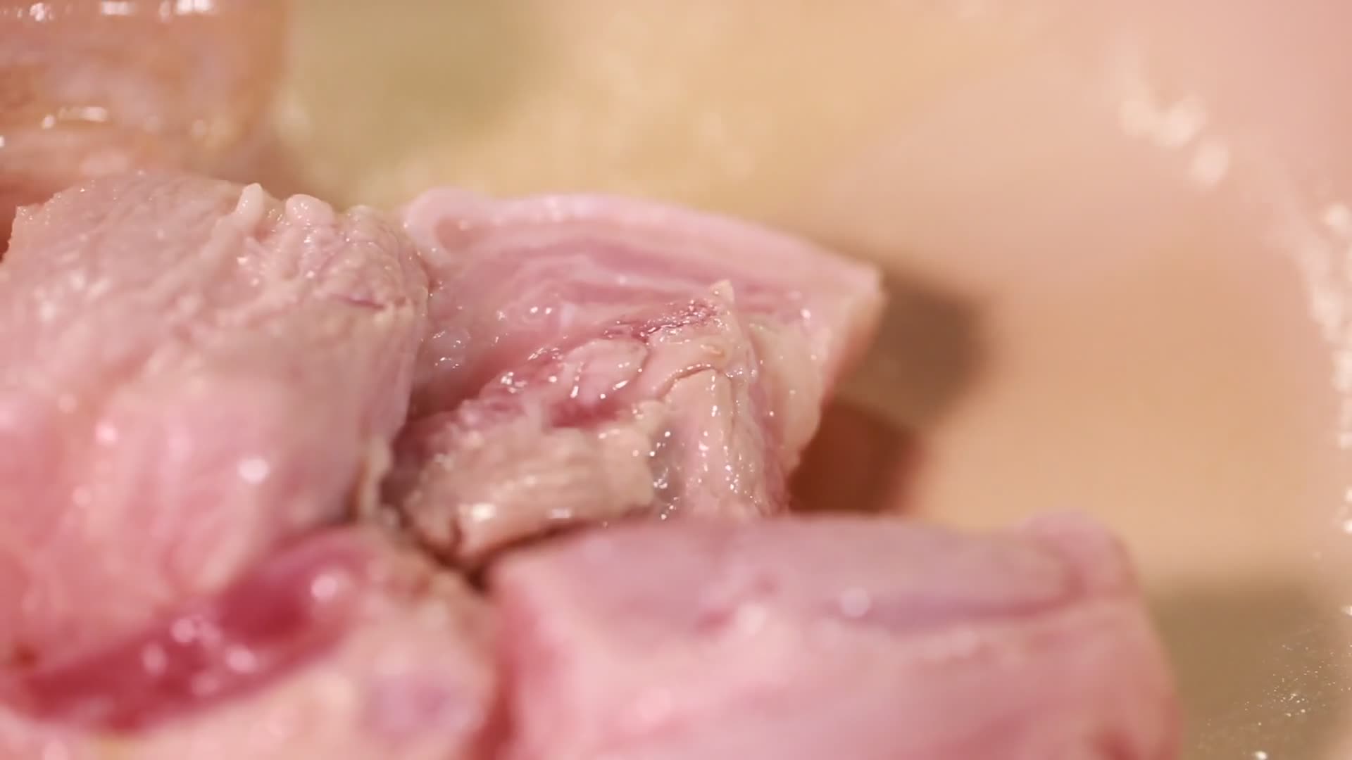 平底锅炒五花肉熬猪油视频的预览图