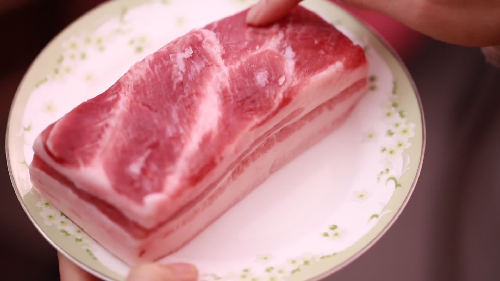 五花肉肉质检验质感视频的预览图