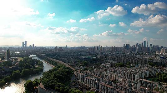 4k航拍南京民城墙秦淮河风光视频的预览图