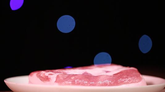 五花肉注水猪肉肉质辨别视频的预览图