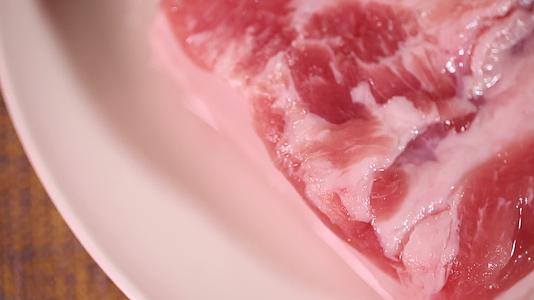 五花肉注水猪肉肉质辨别视频的预览图
