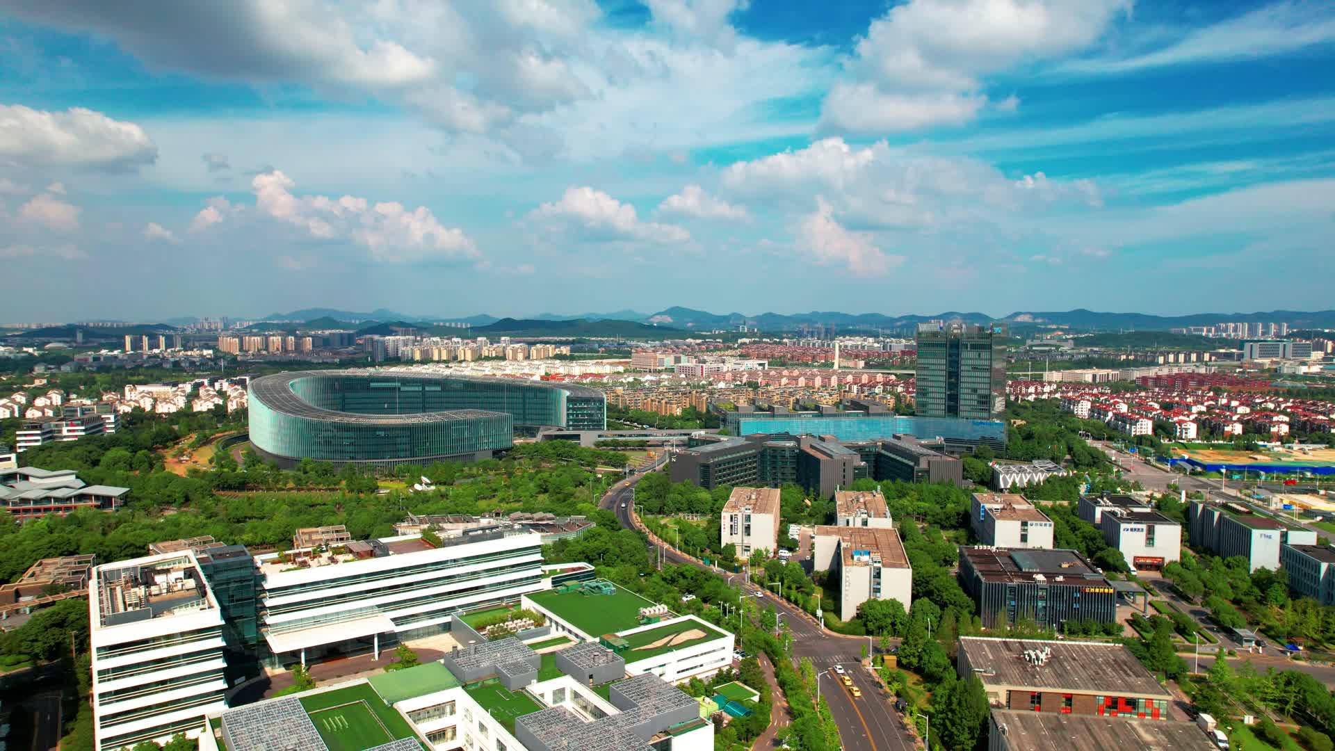 4k航拍南京徐庄软件园苏宁总部大楼视频的预览图