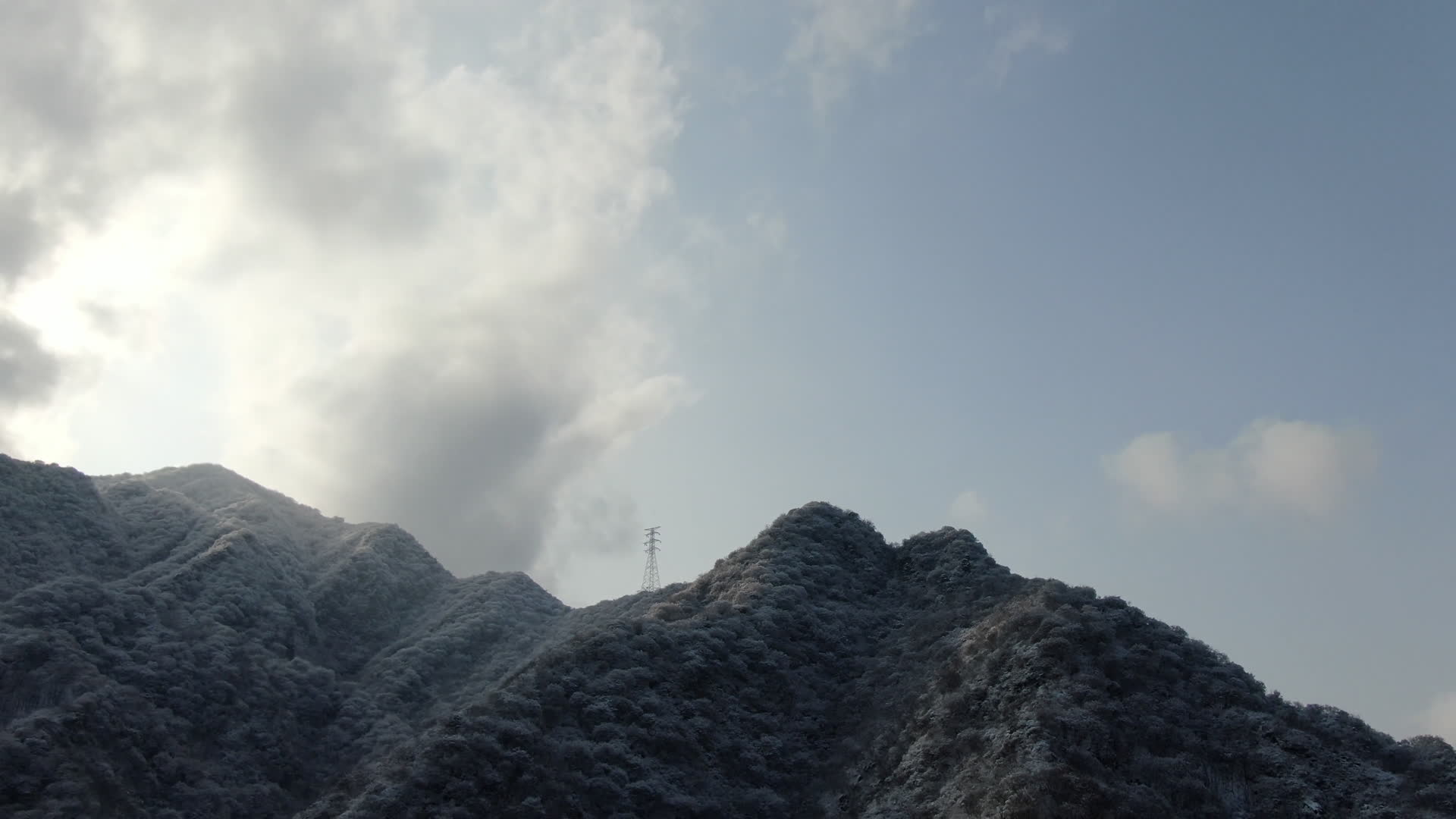 航拍雪景山川视频的预览图