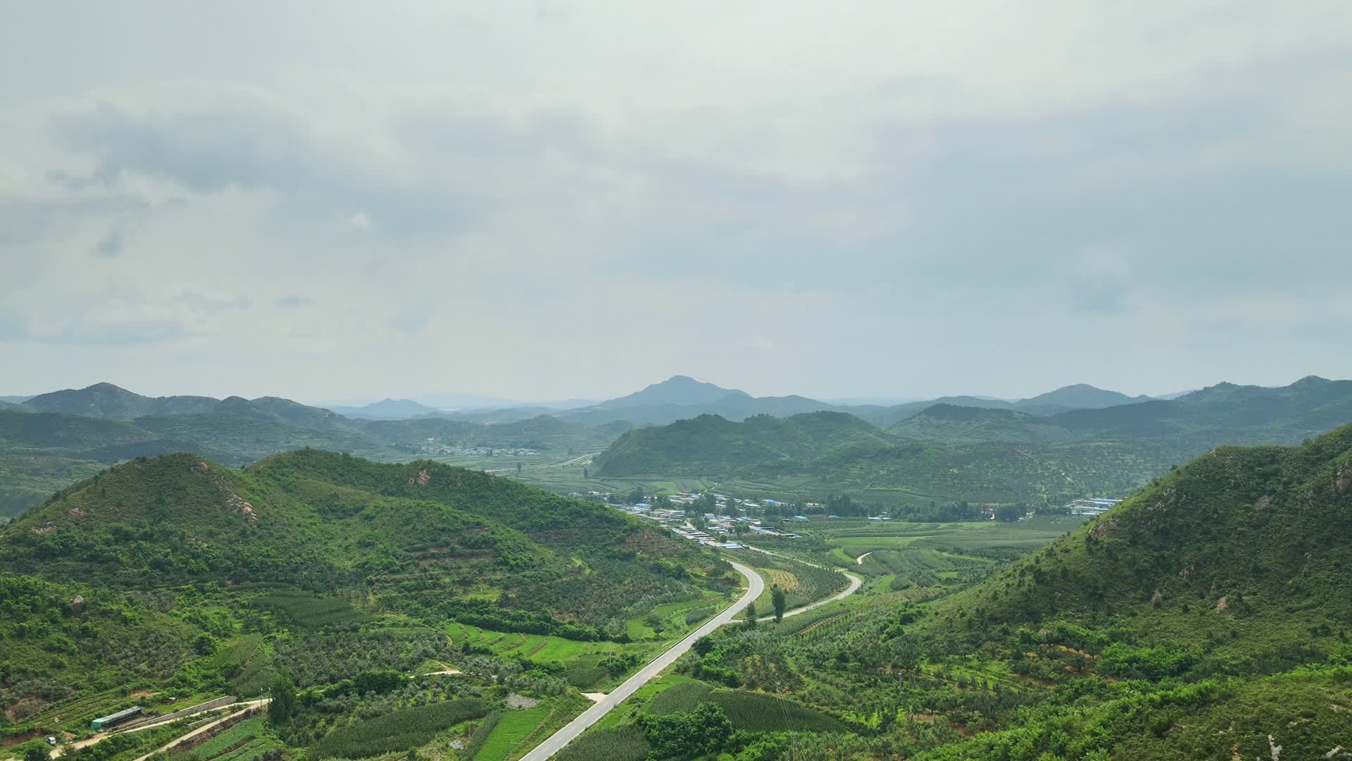 4K航拍辽西南部山区农村风景视频的预览图