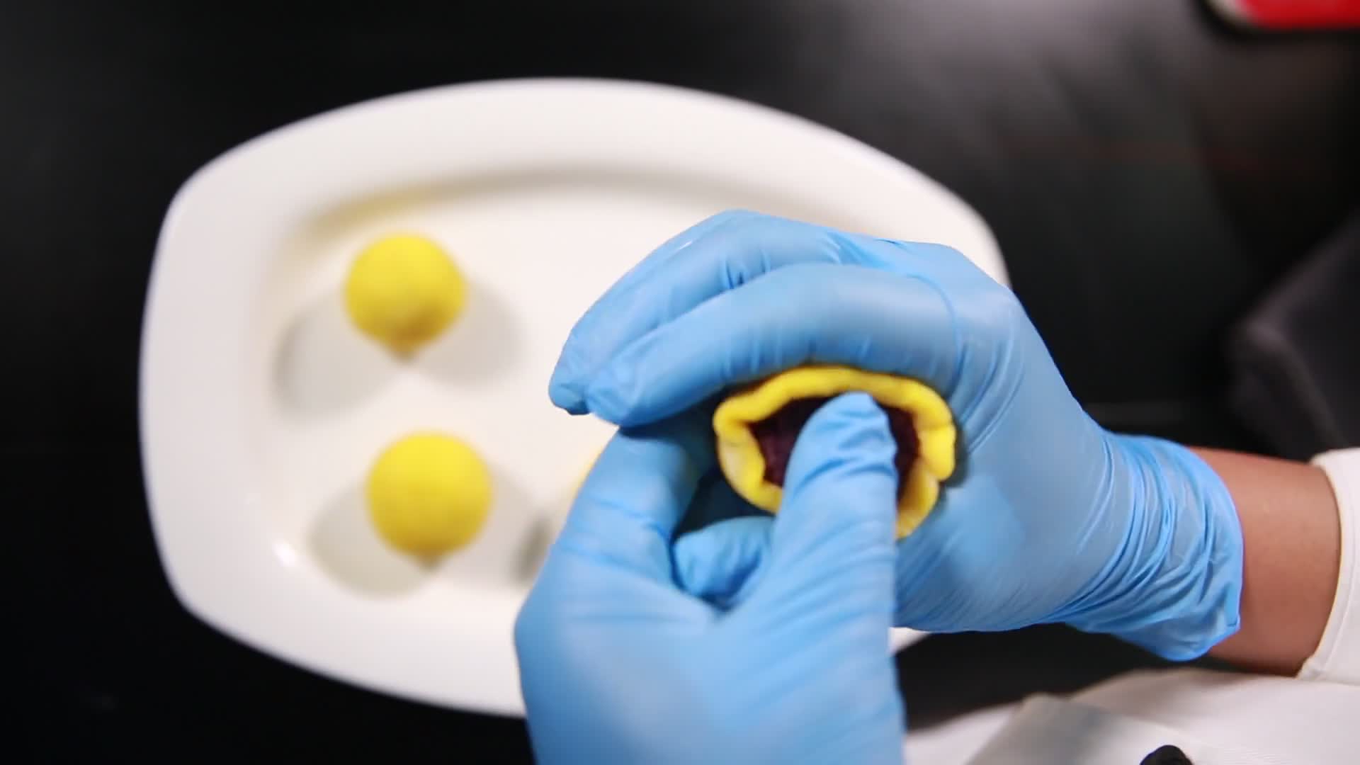 DIY制作南瓜紫薯手工月饼视频的预览图
