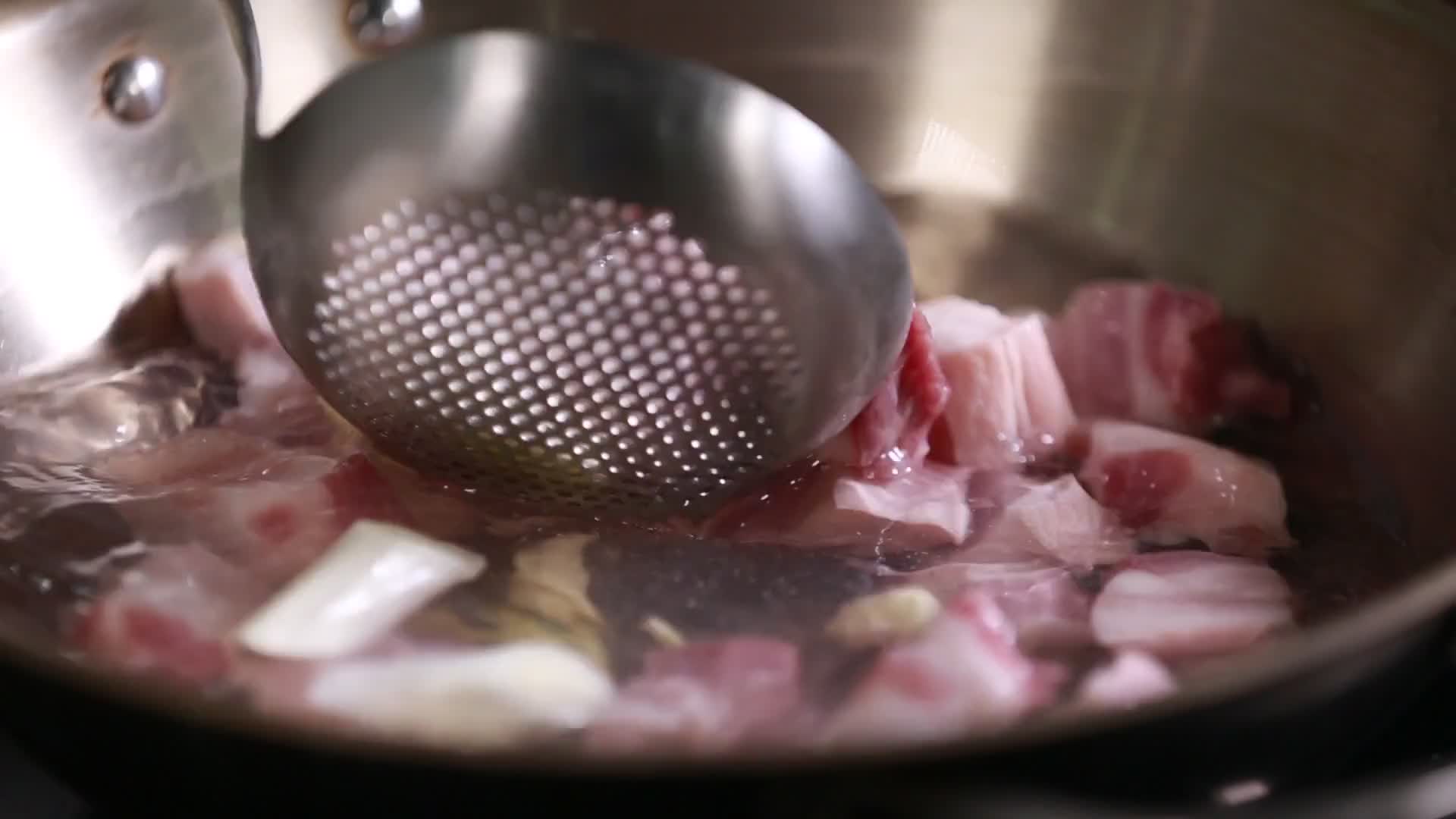 厨师处理五花肉焯水炒制视频的预览图