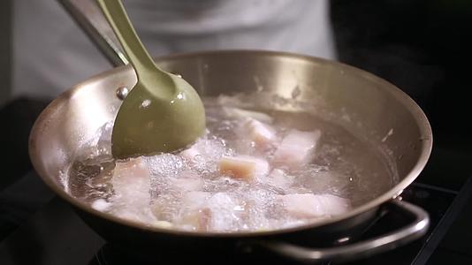 厨师处理五花肉焯水炒制视频的预览图